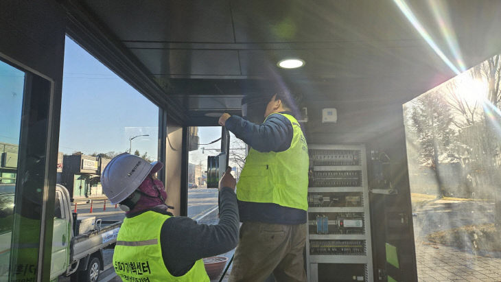 7.버스 승강장 난방기 살균, 세척 모습