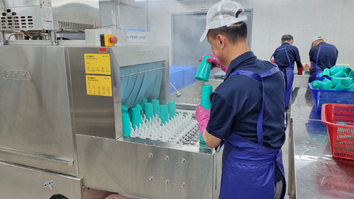 8.자활근로사업 참여자 근로 모습(다회용기 세척장)