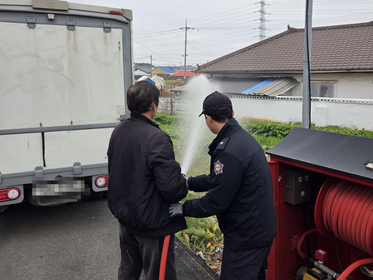 서천소방서가 주민과 함께 비상소화장치를 점검하고 있다