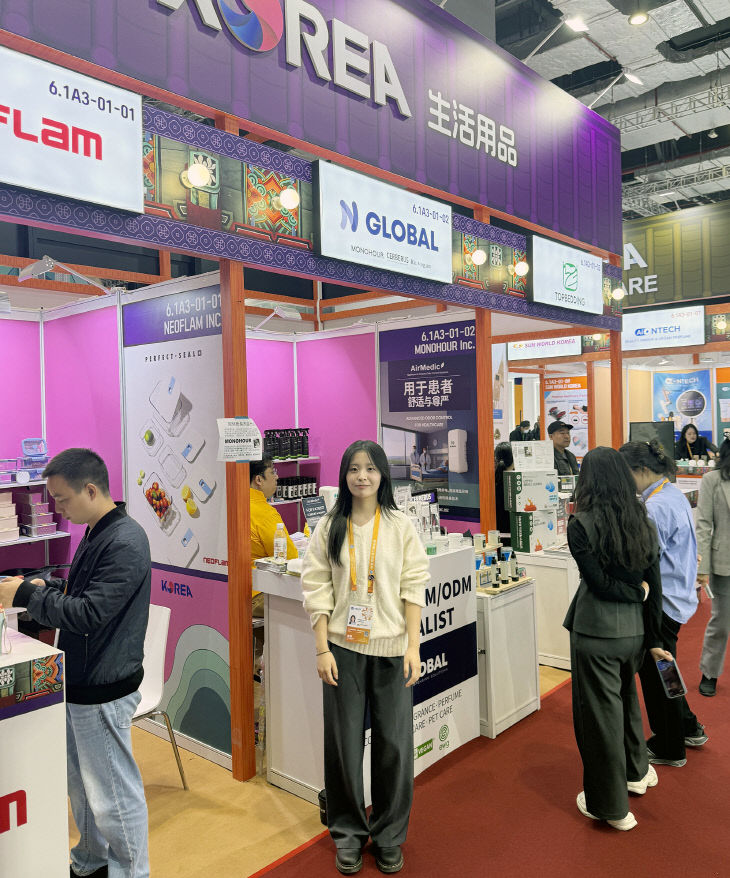 한국 부스에서 활약 중인 국립부경대생들.