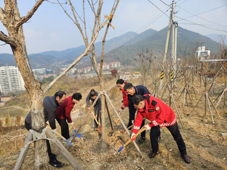 숲 가꾸기 1일 체험행사 진행 모습 (2)