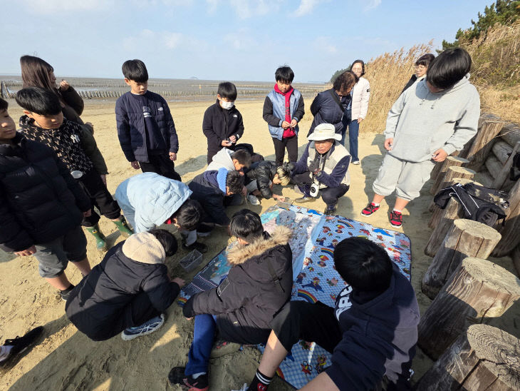 서천갯벌 전문 해설사가 갯벌 가치에 대해 설명하고 있다