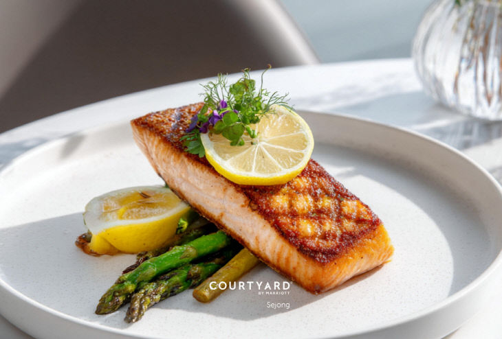 페스티브 런치 연어 스테이크.