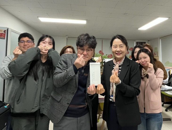 정읍시청 김행숙 국장, 복지관 찾아 성금 전달