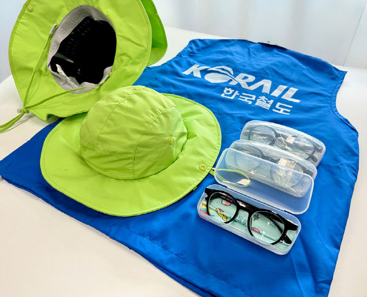 업사이클링 안전모와 돋보기안경