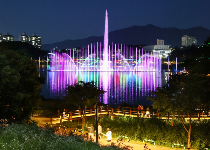 충주 호암지에 대형 음악분수