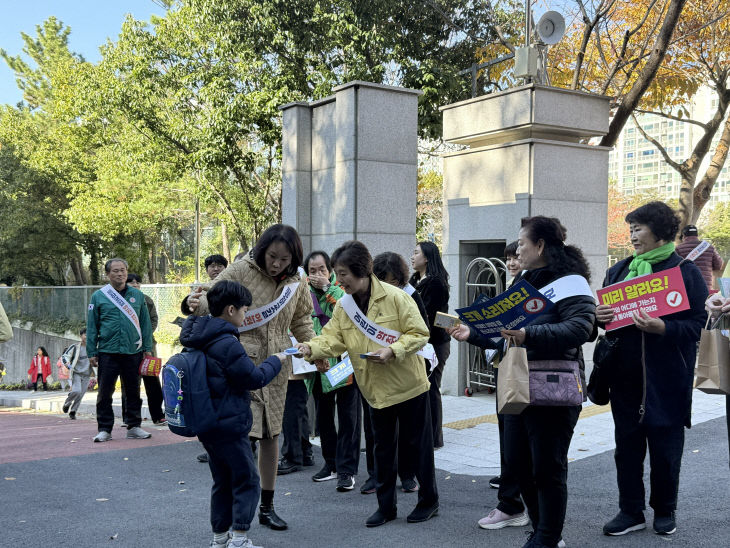 해운대구 반여동 인지초 정문 앞 캠페인 모습