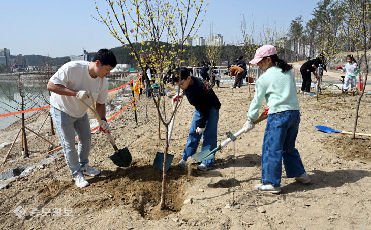 2025032601002105600084941