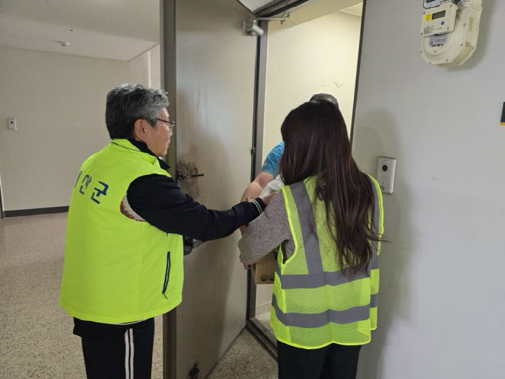 9.고독사 위험가구 대상 생필품 전달 모습