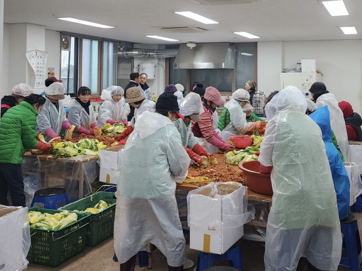 덕산면새마을협의회 김장 나눔행사 단체사진 (3)