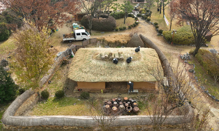 전통 기법으로 초가 지붕 잇는다… 충북농기원 새 단장