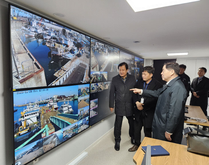 실을 점검하고 있다