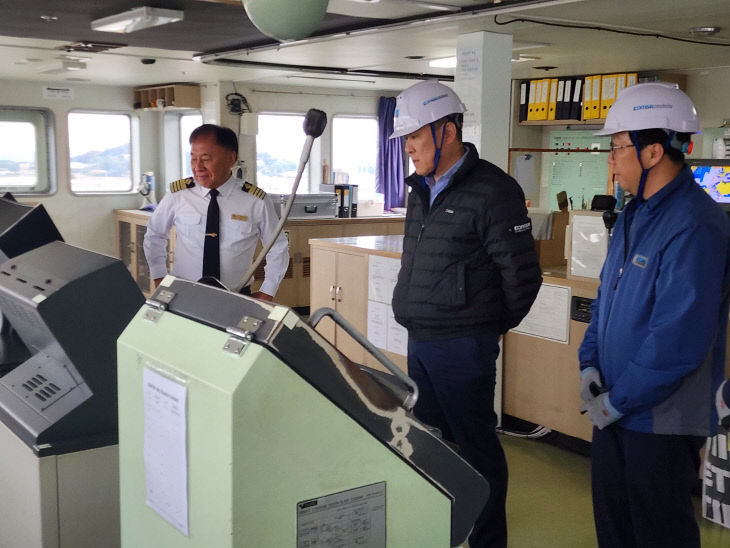 KOMSA 김준석 이사장(가운데)이 카페리선 승선점검을 하는 모습