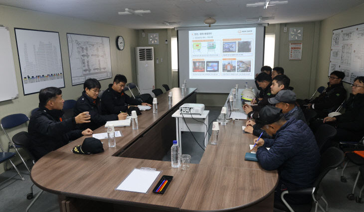 전미근 충주소방서장(사진 왼쪽)이 공사 관계자들과 현장 안전