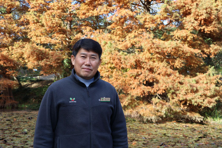 4. 천리포수목원에서 최창호 원장이 미소를 짓고 있다.