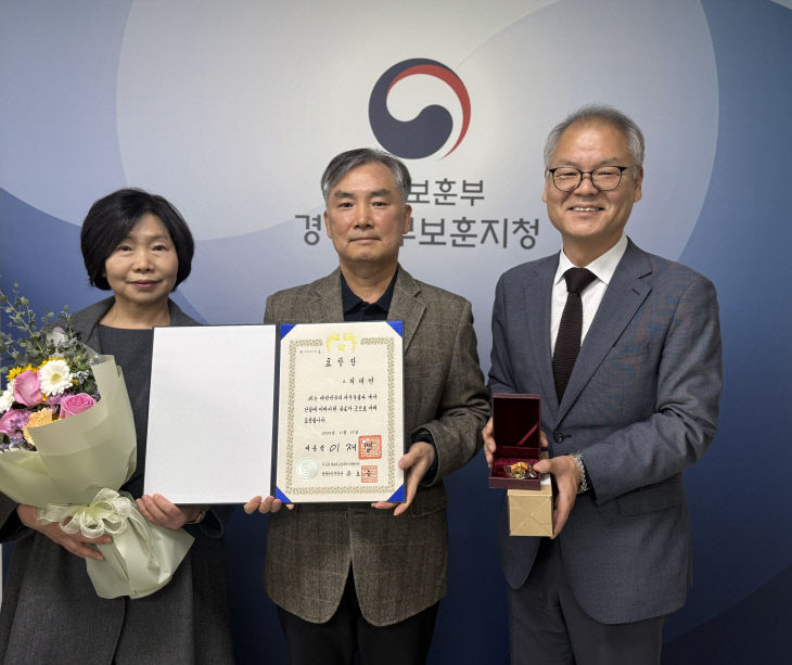 故 최태연 지사의 손자녀 내외 사진