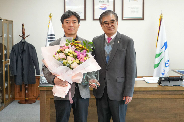 김기웅 서천군수가 지방세 유공납세법인에 감사패를 전달했다
