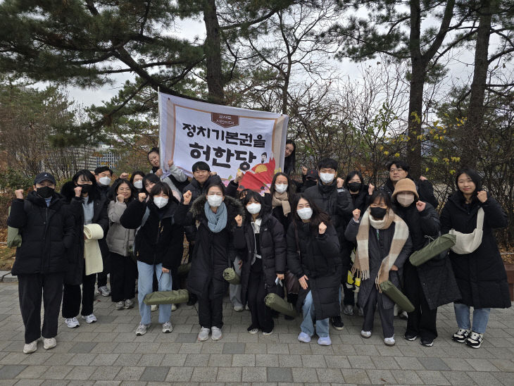 상행선을 함께 이용한 교사 및 시민