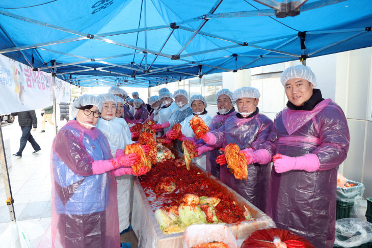 수원특례시의회, 따듯한 온정 ‘사랑의 김장나눔’ 실시