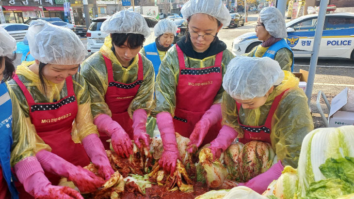 대전서구학교밖청소년지원센터 김장하는 사진 (4)