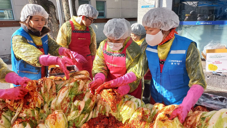대전서구학교밖청소년지원센터 김장하는 사진(2) (3)