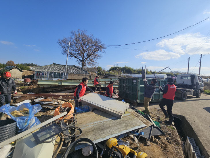 무장면 지사협, 위기가구 폐기물 철거 봉사