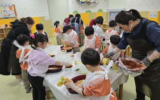 예산 보성초병설유치원,‘김장체험 통해 전통 식문화 교육 ’1