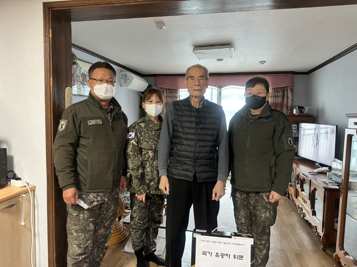 6.여성예비군소대 국가유공자 위문품 전달 모습