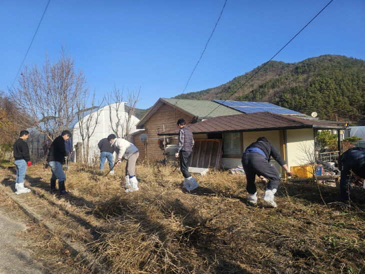 농정과 직원, 영농 부산물 정리
