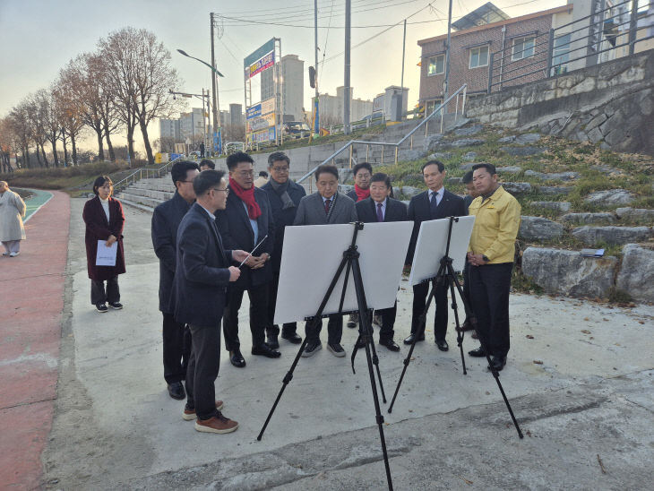 김영환(사진 앞줄 오른쪽 네 번째) 충북도지사가 '음성천 복개