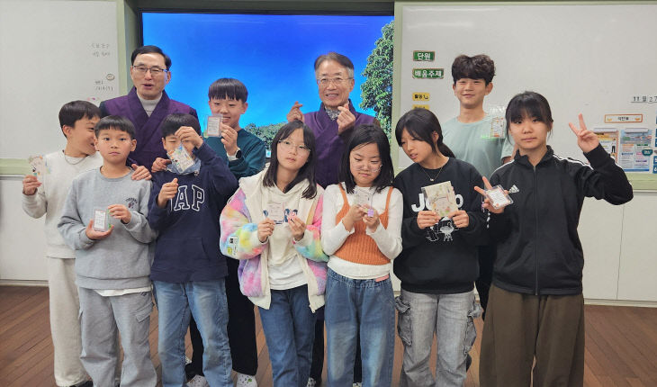 3. 선비교사와 함께 단체사진을 찍은 어린이