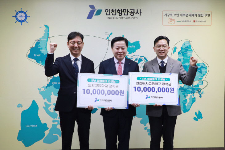 교장과 기념촬영을 하고 있다