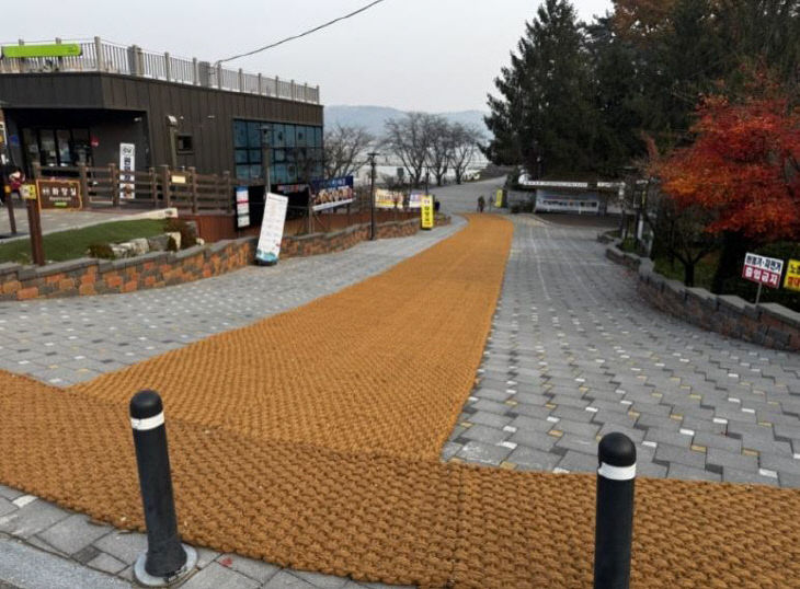 2.예당관광지 일원 보행매트(야자매트) 설치 사진