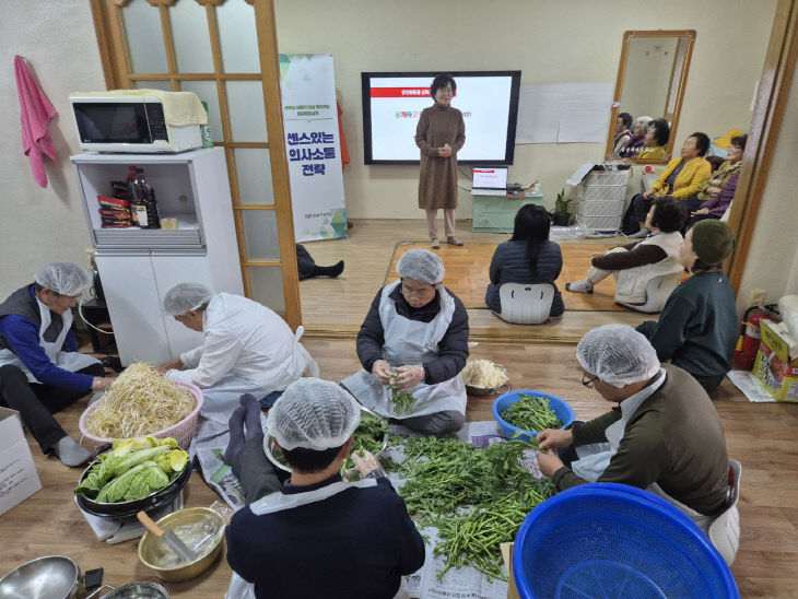 할아버지들이 앞치마와 위생모를 쓰고 음식 재료를 준비하고 있