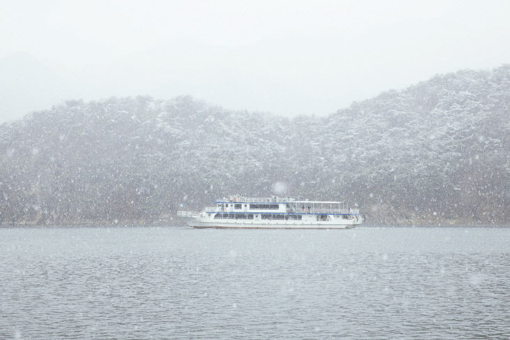 보도 1) 지난해 구담봉_장회나루 유람선_설경