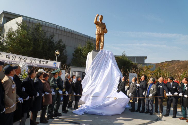 김범수 대위 동상 제막식을 거행하고 있다