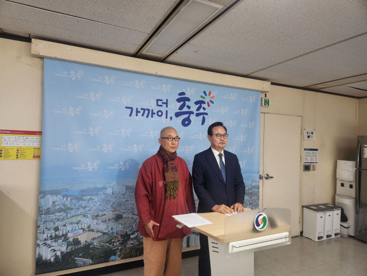 4일 충주시청 브리핑룸에서 맹정섭(사진 오른쪽) 더불어민주당