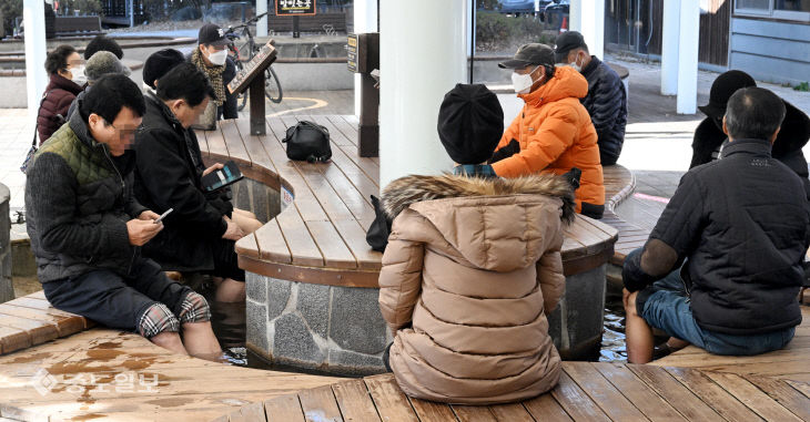 20251204-추위에 족욕체험장 인기2