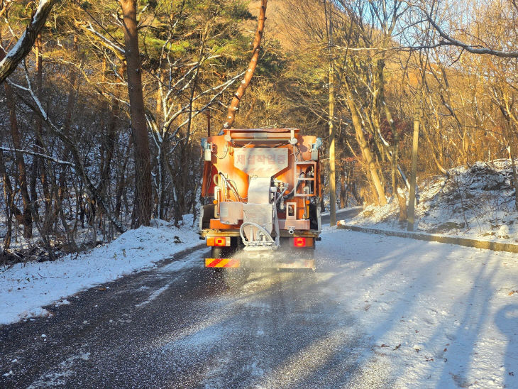 4일 저녁 눈이 내린 괴산의 도로를 제설하고 있다