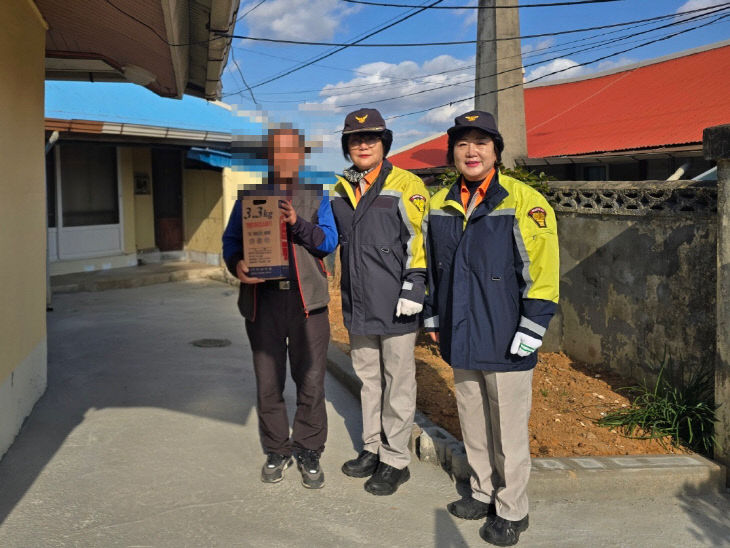 서천소방서 의소대가 취약계층에 소화기를 전달하고 있다