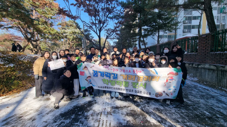 거리갤러리 전시기념 단체사진.(충주시 제공)