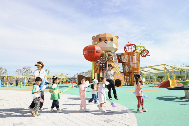 모시래어린이놀이터에서 아이들이 보호자와 함께 다양한 놀이시