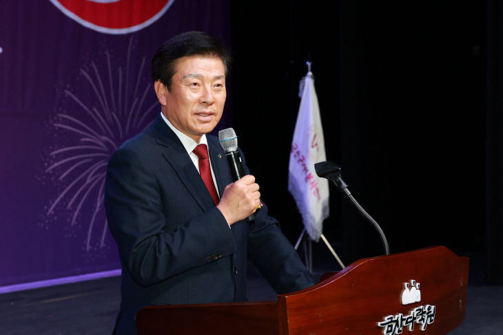 자원봉사자 격려 인사하는 박범인 금산군수