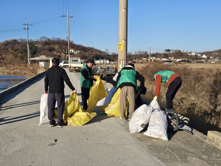 화도면 새마을지도자협의회, 흥왕리 저수지 환경정화에 앞장