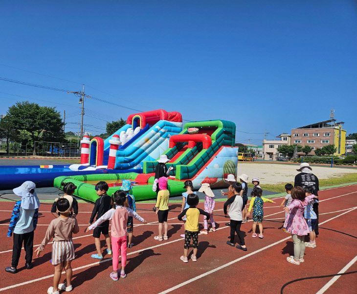 어깨동무 물놀이 사진(연남)_02