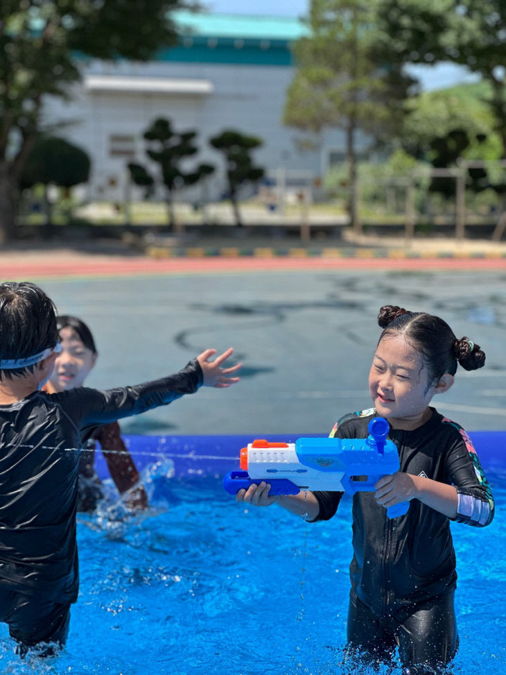 어깨동무 물놀이 사진(연남)_03