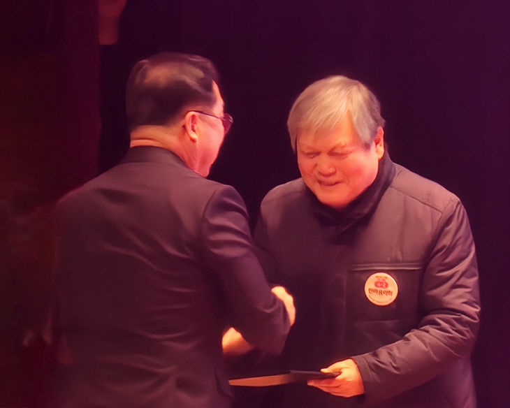 3.한마음야학 장성백 교장이 수상하고 있다.