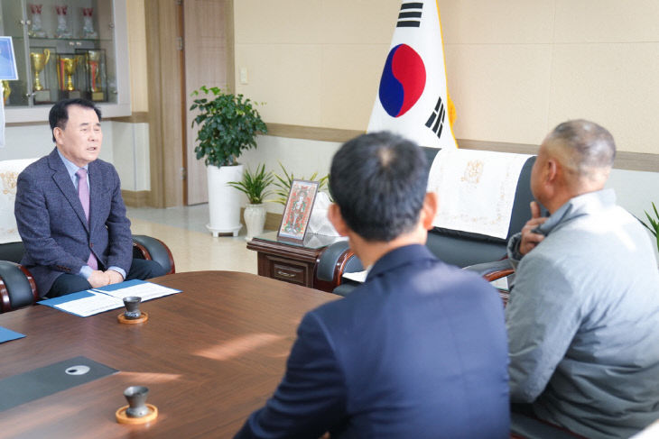 사진_부여 자택 화재 피해 학생 복구 지원금 전달