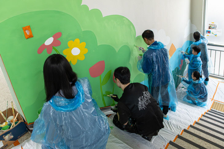 [사진자료7] 가족과 함께하는 벽화그리기 봉사활동