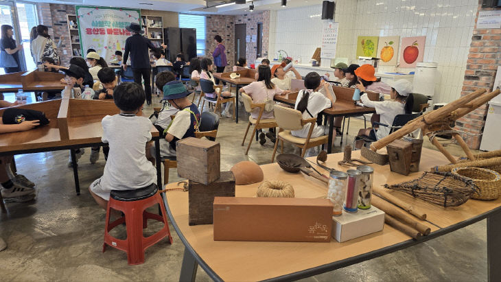 용산동 마을나들이 프로그램 모습.(충주시 제공)